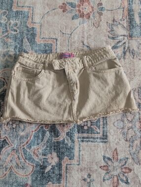 Edikted Beige Low-Rise Frayed Hem Denim Mini Shorts